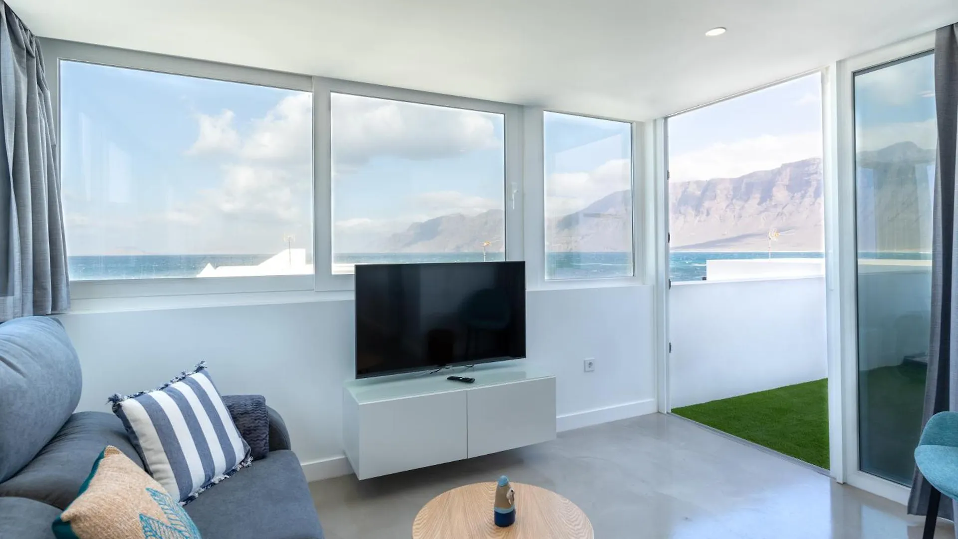 2 Apartments Sea Breeze Famara Spain