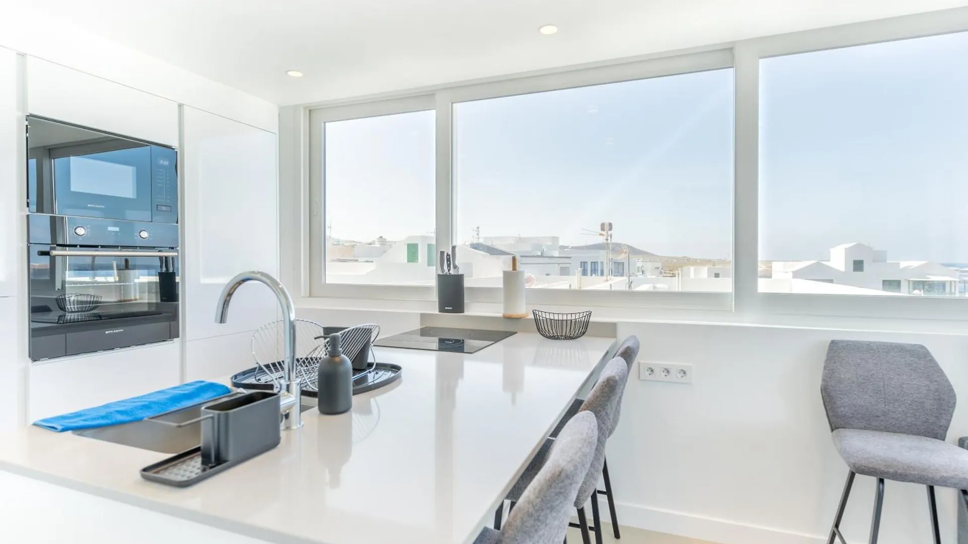 2 Apartments Sea Breeze Famara Spain