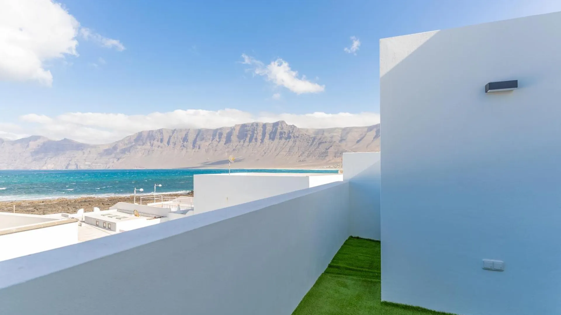 2 Apartments Sea Breeze Famara Spain